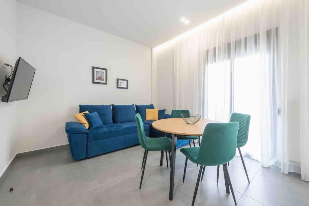 Cozy In A New Building 2 *